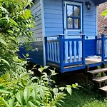 Cozy Little Blue Caravan In Scy Belgique Casa vacanze
